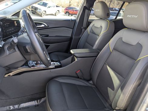 Used 2025 Chevrolet Trax ACTIV w/ Sunroof Package image 29