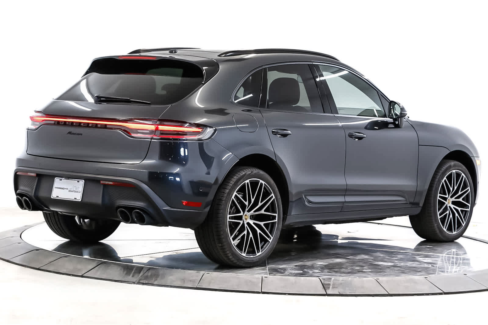 Certified 2023 Porsche Macan AWD/4WD image 9
