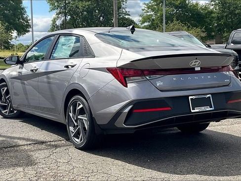 New 2025 Hyundai Elantra SEL image 3