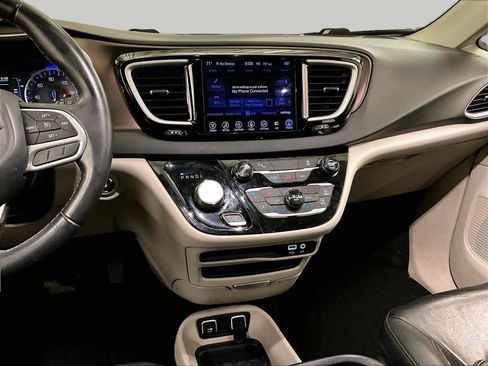 Used 2017 Chrysler Pacifica Touring-L w/ 13 Speaker Alpine Sound Group image 6