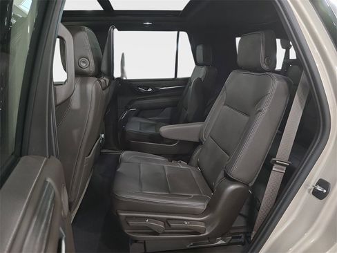 Used 2021 GMC Yukon Denali w/ Denali Premium Package image 12