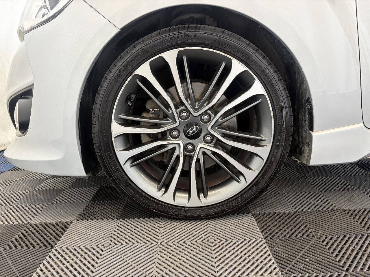 Used 2016 Hyundai Veloster Turbo FWD image 25