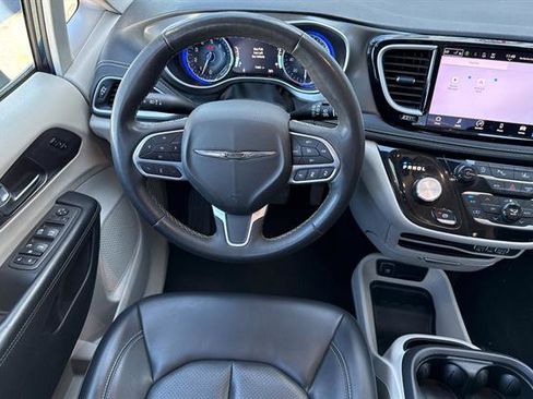 Used 2023 Chrysler Pacifica Touring-L image 15
