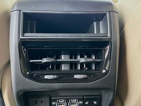 Used 2025 Jeep Grand Cherokee Limited image 17