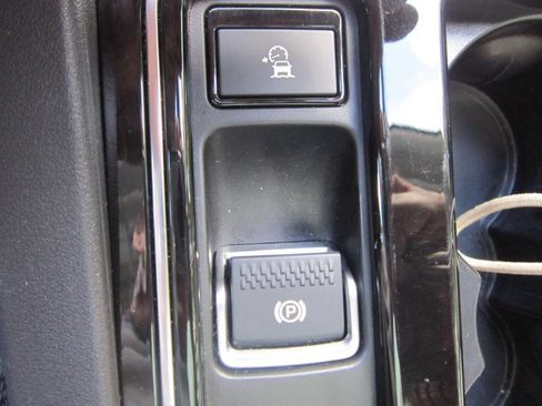 Used 2019 Jaguar F-PACE Premium image 23