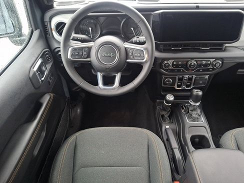 Used 2025 Jeep Wrangler Unlimited Sahara image 10