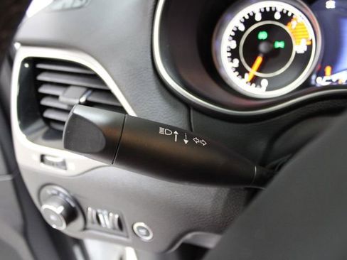 Used 2022 Jeep Cherokee Limited image 39