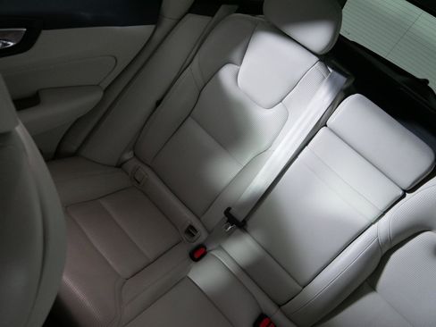 Used 2019 Volvo XC60 T8 Inscription w/ Advanced Package image 12