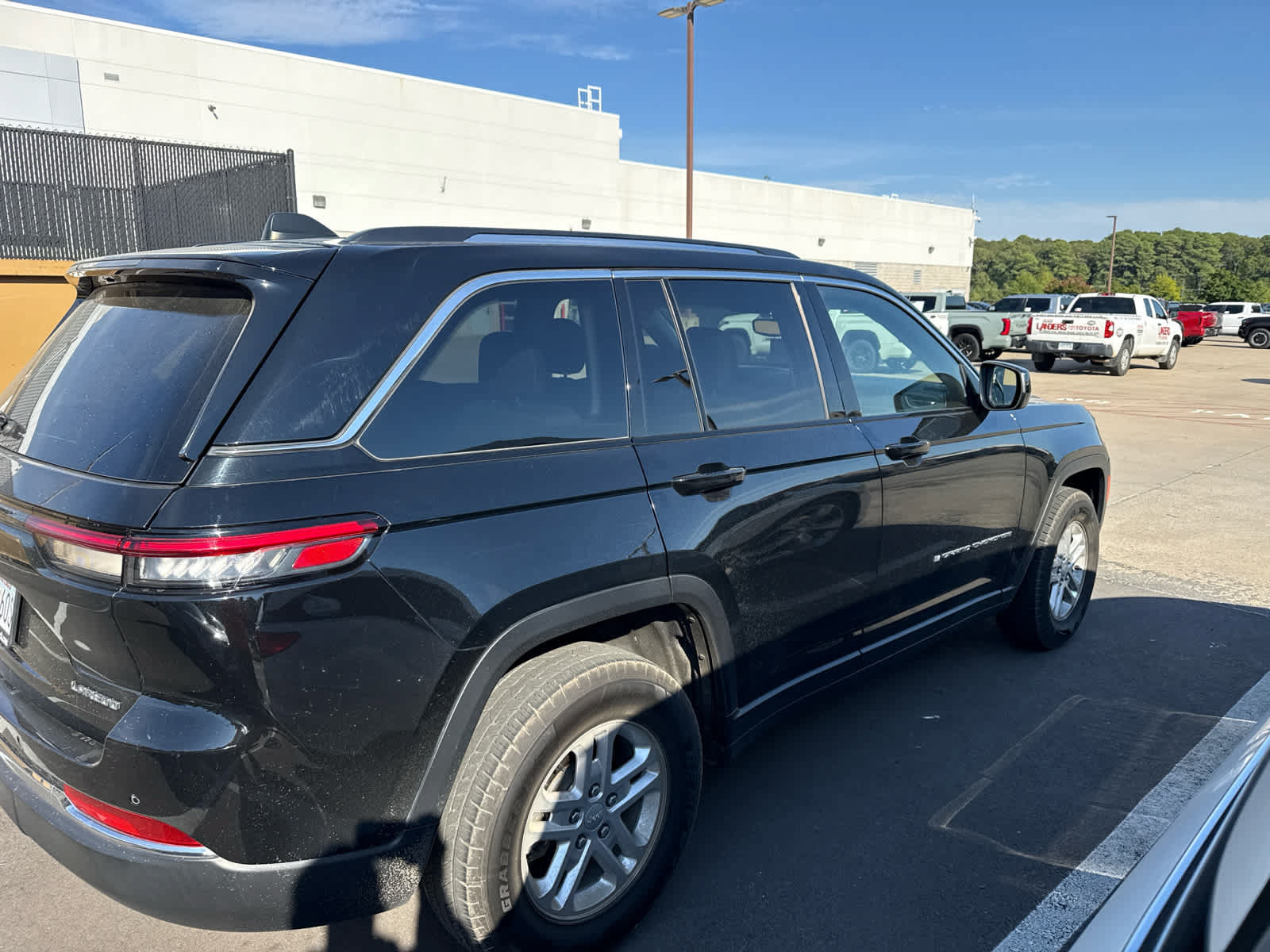 Used 2023 Jeep Grand Cherokee Laredo AWD/4WD image 3