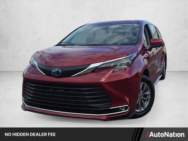 Used 2024 Toyota Sienna XLE FWD image 1