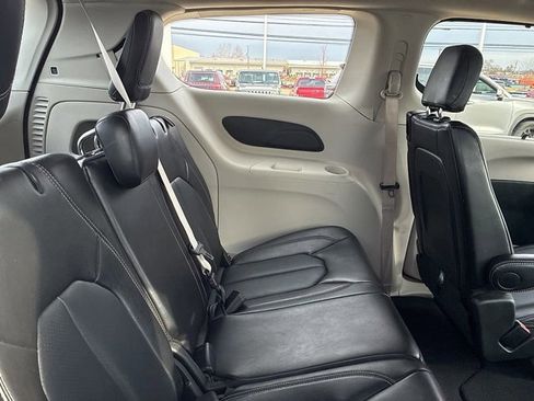 Used 2024 Chrysler Pacifica Touring-L image 14