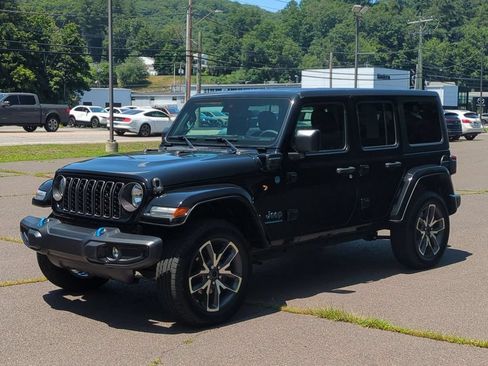 Used 2024 Jeep Wrangler Unlimited w/ Convenience Group AWD/4WD image 8