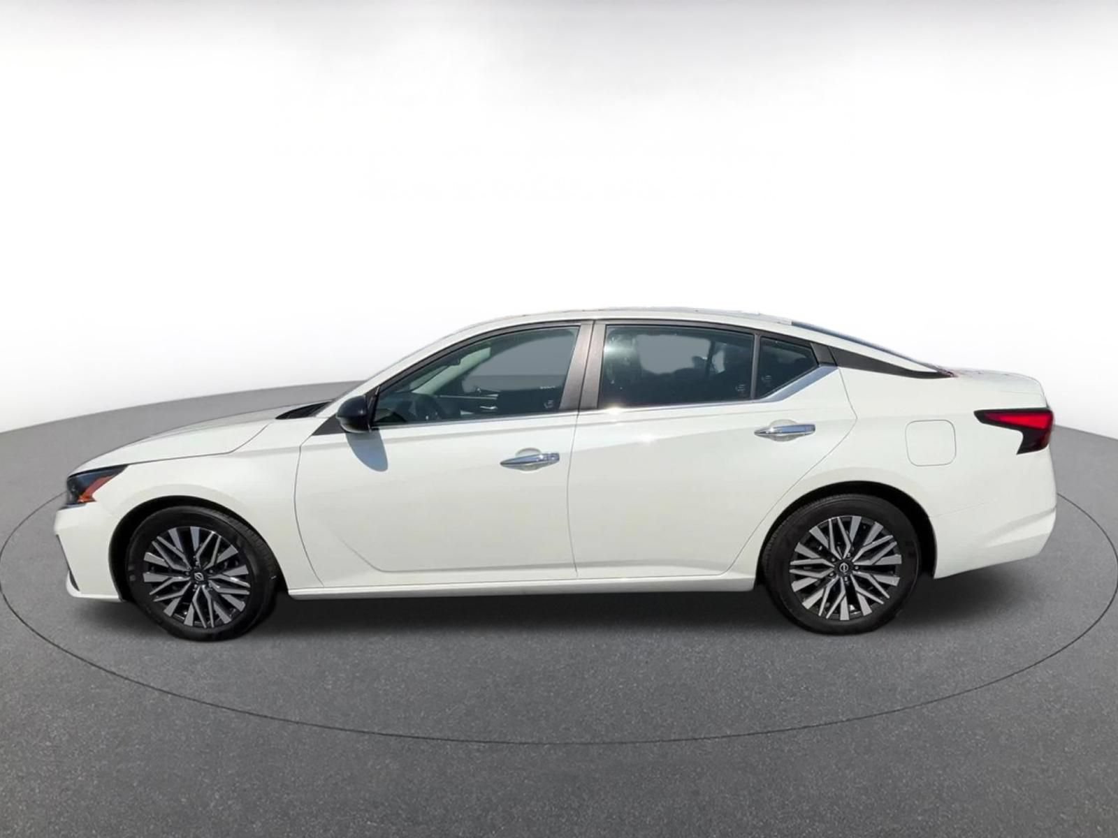 Used 2025 Nissan Altima 2.5 SV FWD image 9