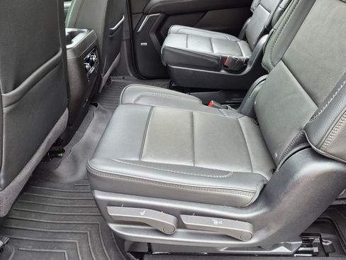 Used 2025 GMC Yukon XL Denali AWD/4WD image 18