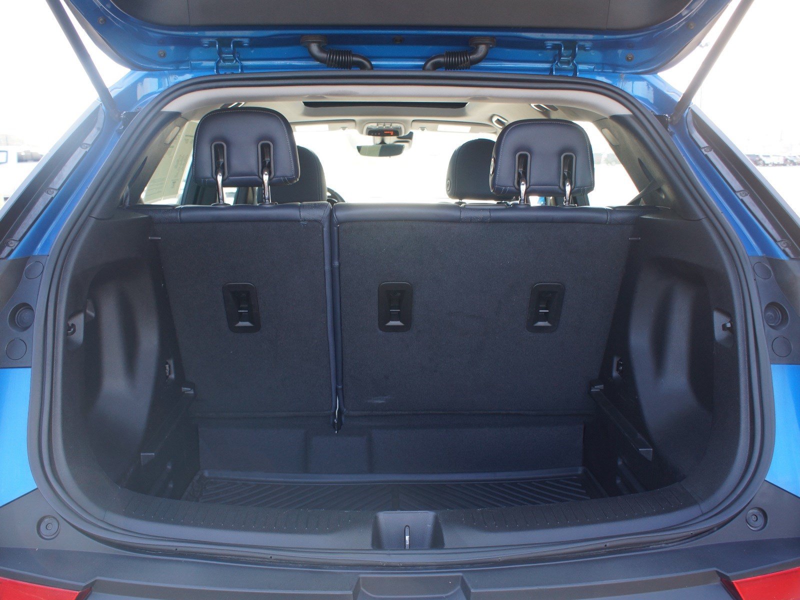 Used 2022 Chevrolet Bolt EUV Premier w/ Sun & Sound Package FWD image 17