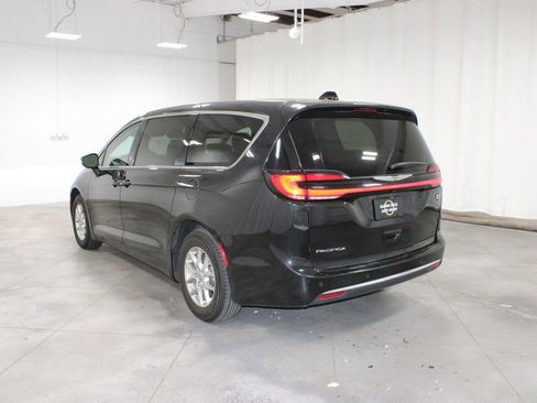 Used 2023 Chrysler Pacifica Touring-L FWD image 7