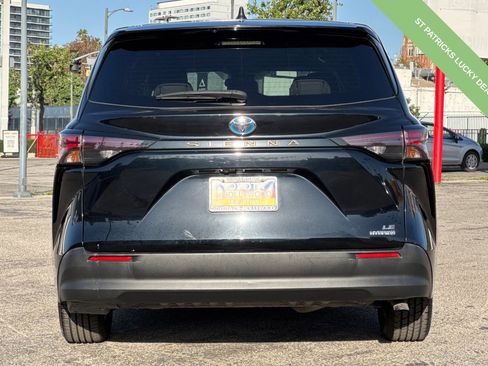 Used 2024 Toyota Sienna LE image 5