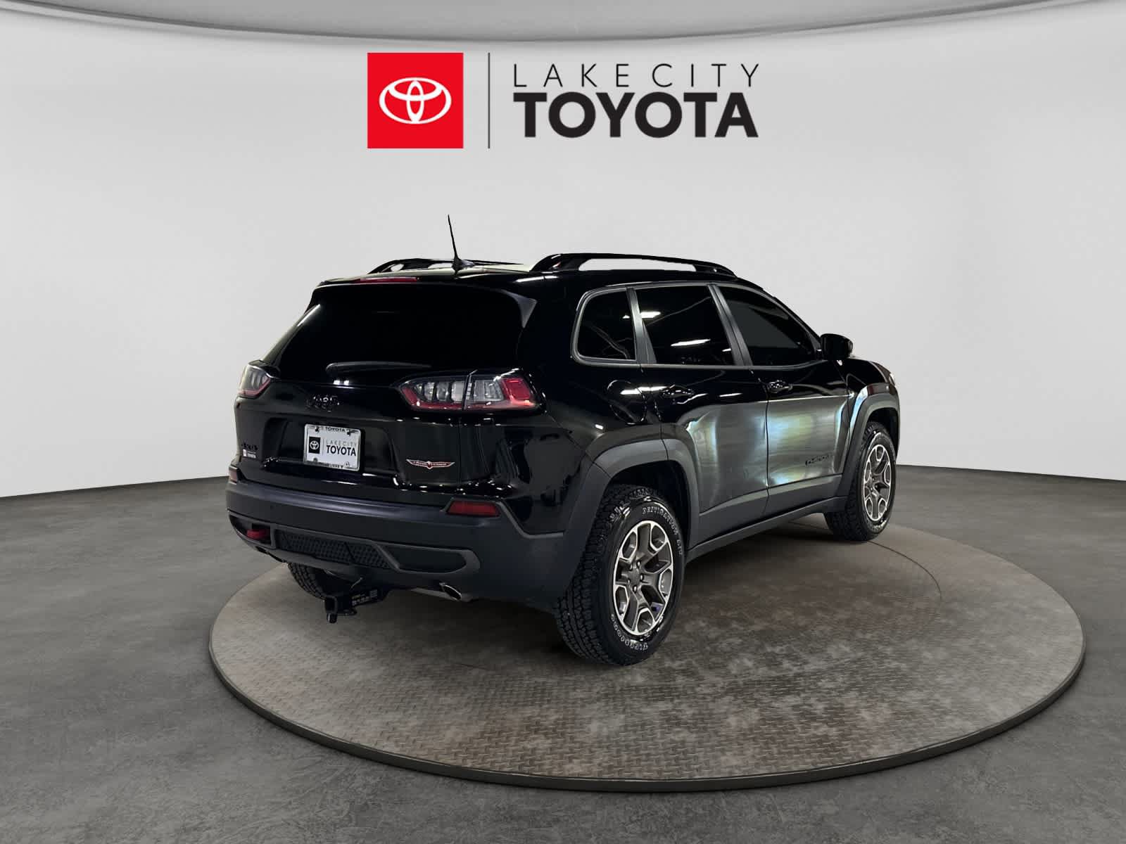 Used 2023 Jeep Cherokee Trailhawk AWD/4WD image 9