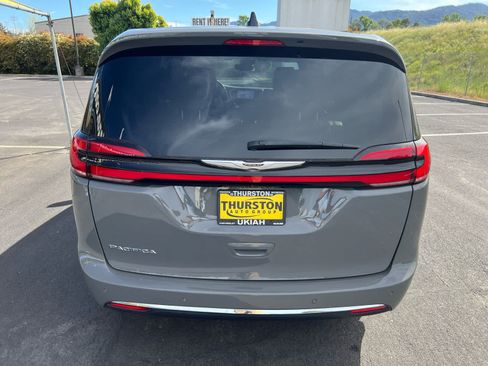 Used 2025 Chrysler Pacifica Select FWD image 9