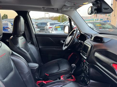Used 2017 Jeep Renegade Trailhawk w/ Premium Trailhawk Package AWD/4WD image 11