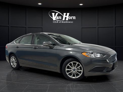 Used 2017 Ford Fusion SE FWD image 1