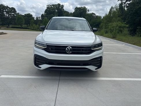 Used 2022 Volkswagen Tiguan SE R-Line FWD image 2
