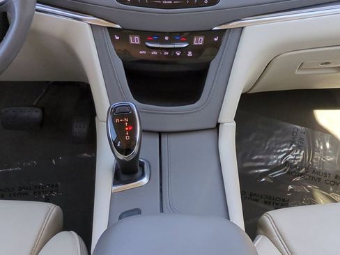 Used 2017 Cadillac XT5 Luxury w/ Driver Awareness Package image 18