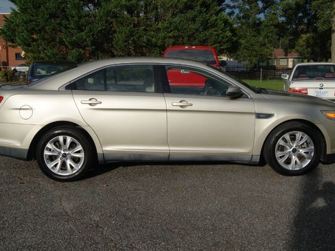 Used 2010 Ford Taurus SEL image 9