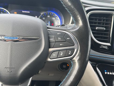 Used 2021 Chrysler Pacifica Touring-L FWD image 19