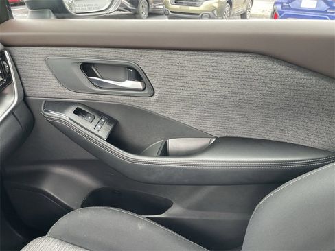 Used 2021 Nissan Rogue SV image 19