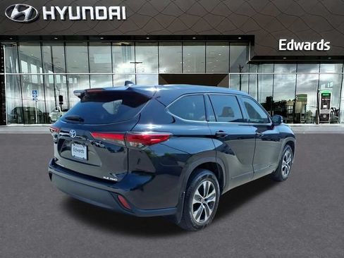 Used 2021 Toyota Highlander XLE AWD/4WD image 7