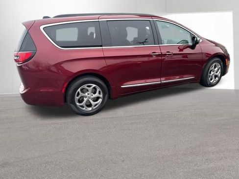Used 2023 Chrysler Pacifica Limited image 9