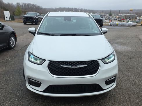 Used 2023 Chrysler Pacifica Touring-L image 2