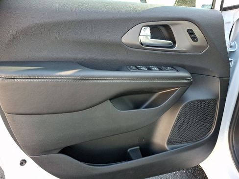 New 2026 Chrysler Pacifica Select FWD image 9