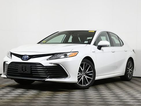 Used 2021 Toyota Camry XLE w/ Navigation Upgrade Package FWD image 1