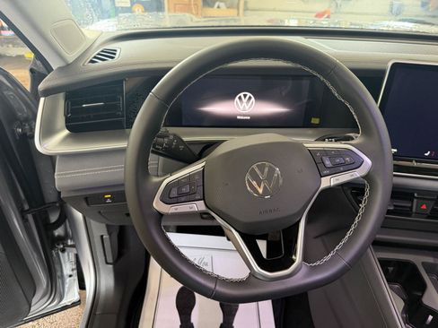 Used 2025 Volkswagen Tiguan SE FWD image 13