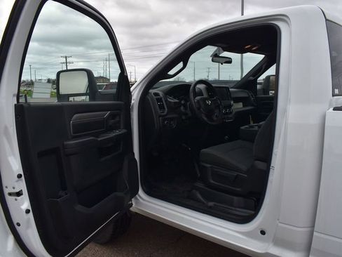 Used 2024 RAM 2500 Tradesman w/ Chrome Appearance Group image 25