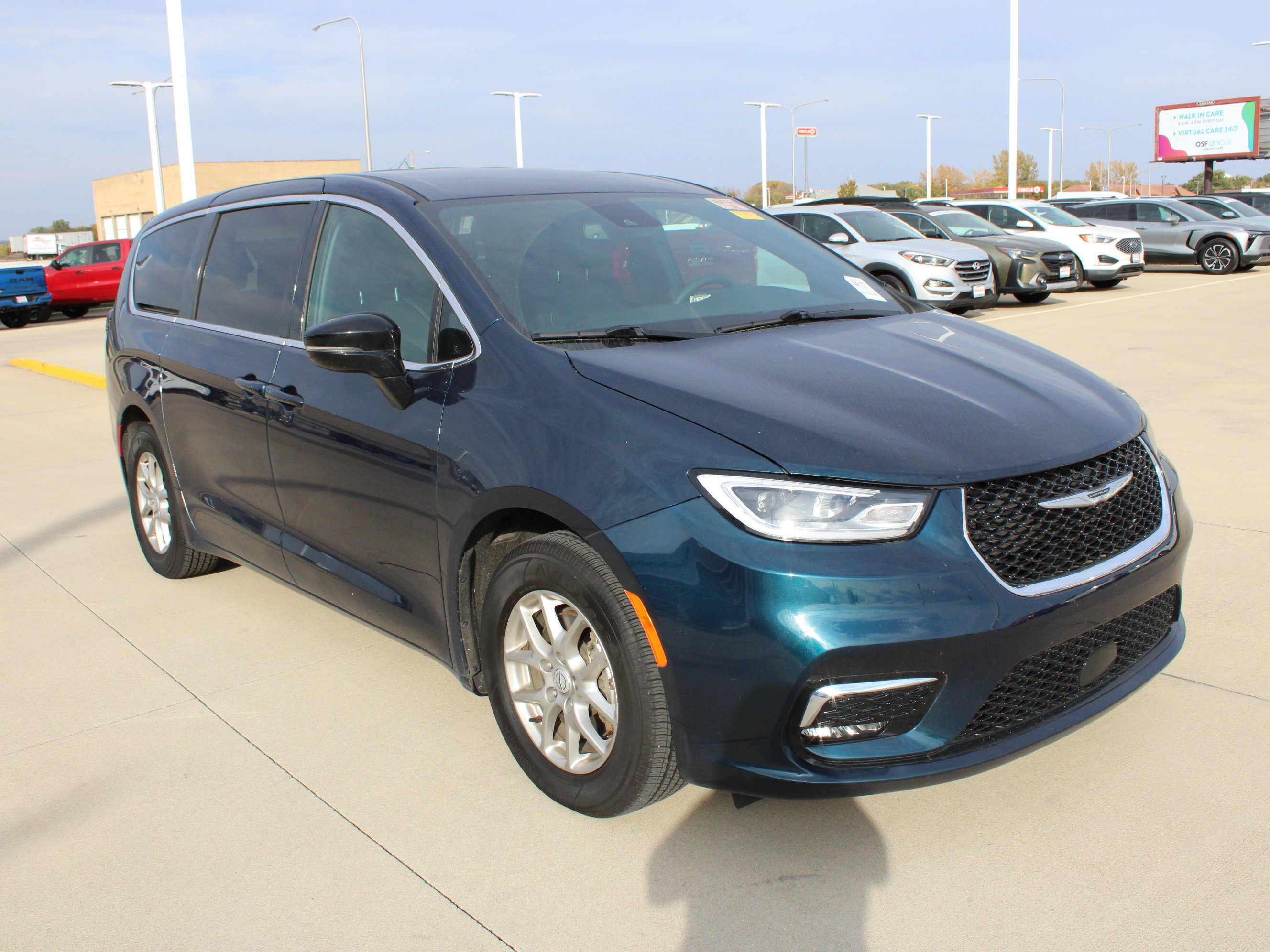 Used 2025 Chrysler Pacifica Select FWD image 7
