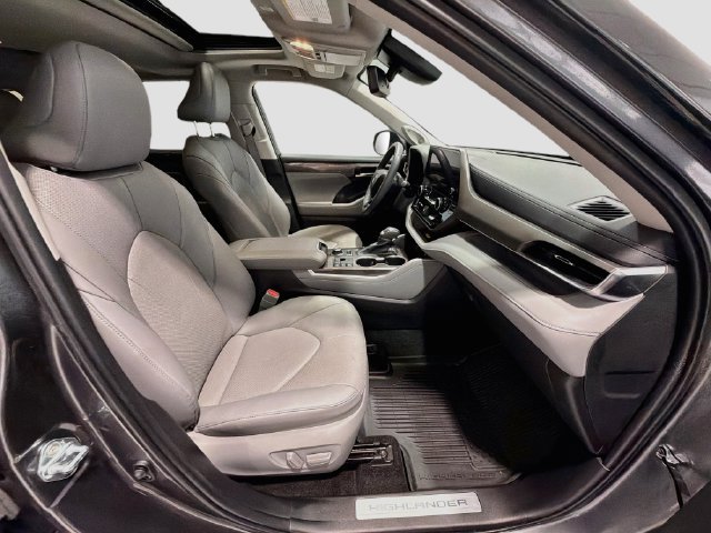 Used 2024 Toyota Highlander Limited AWD/4WD image 24