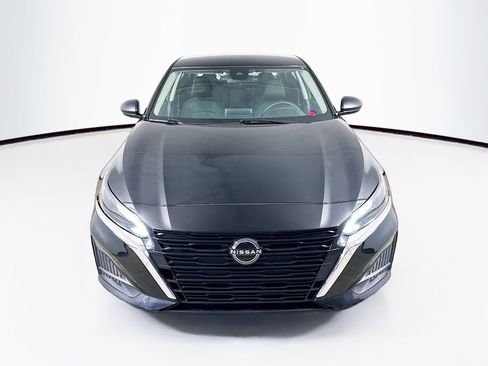 Used 2024 Nissan Altima 2.5 SV FWD image 3