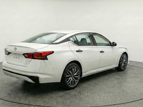 Used 2025 Nissan Altima 2.5 SV image 9