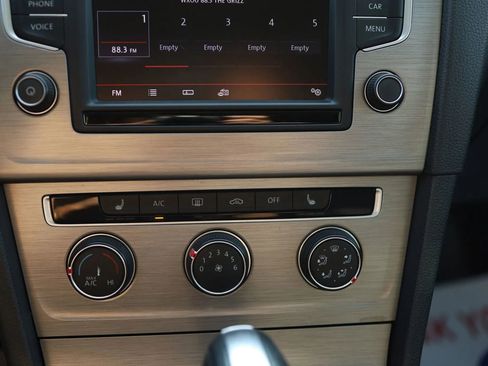 Used 2016 Volkswagen Golf SE image 18