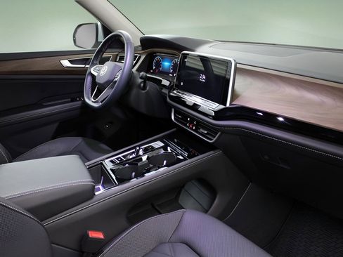 Used 2024 Volkswagen Atlas SE w/ Black Wheel Package FWD image 19