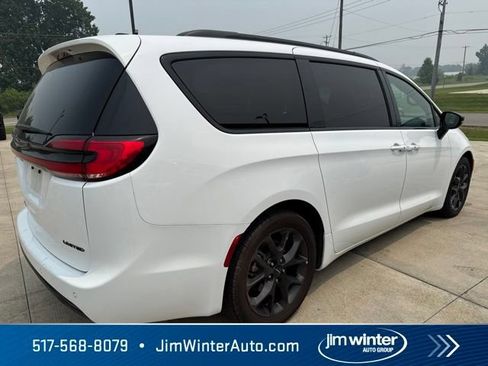 Used 2025 Chrysler Pacifica Limited FWD image 5