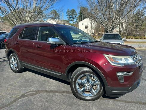 Used 2018 Ford Explorer XLT FWD image 2