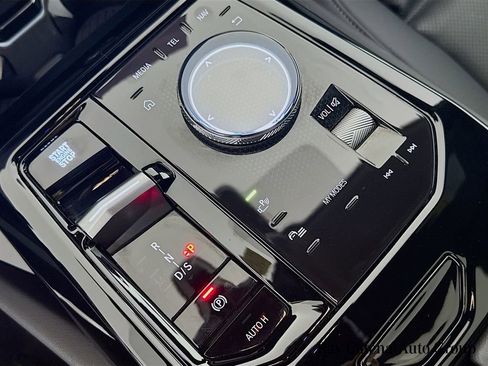 Used 2025 BMW 530i xDrive w/ M Sport Package image 17