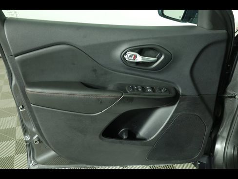 Used 2022 Jeep Cherokee Trailhawk image 22