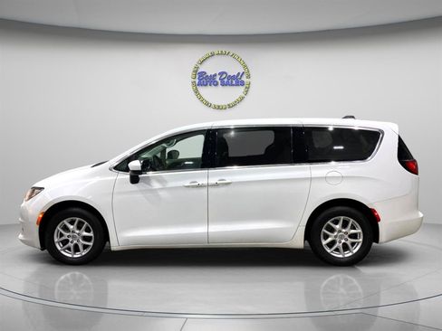 Used 2022 Chrysler Voyager LX FWD image 2