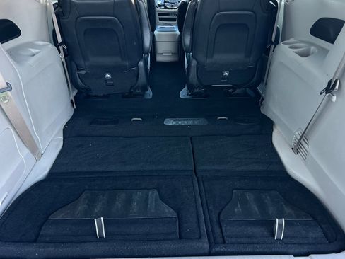 Used 2024 Chrysler Pacifica Select image 16