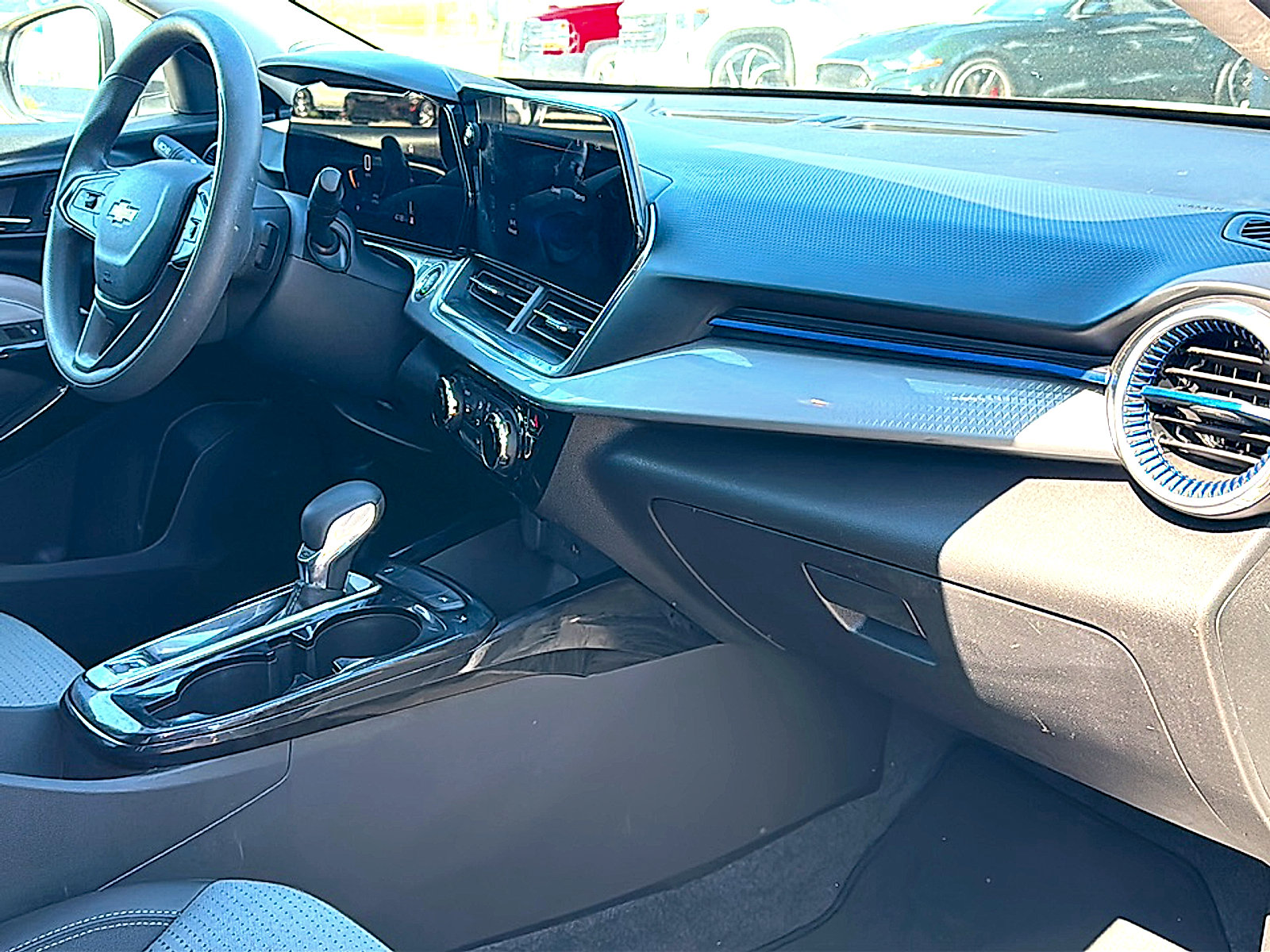 Used 2025 Chevrolet Trax LT FWD image 23